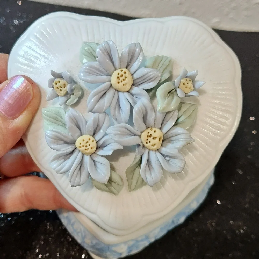 3/$20 Hermitage Pottery Daisy Heart-Shaped Jewelry/Trinket Box - Picture 3 of 6